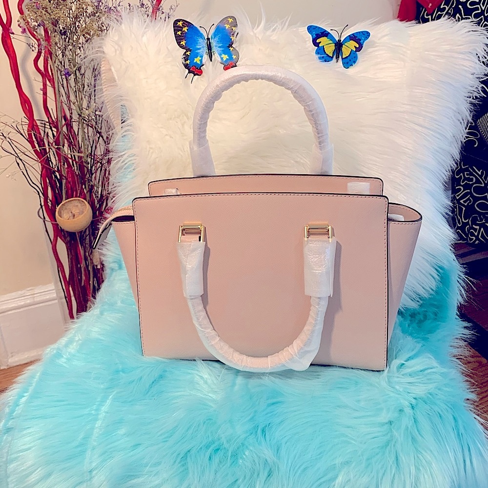 JUST SOLD :  Michael Mk Kors Selma bag